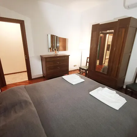 Elegant Historic Large House On Apartment Gravedona