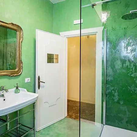 Elegant Historic Large House On Apartment Gravedona