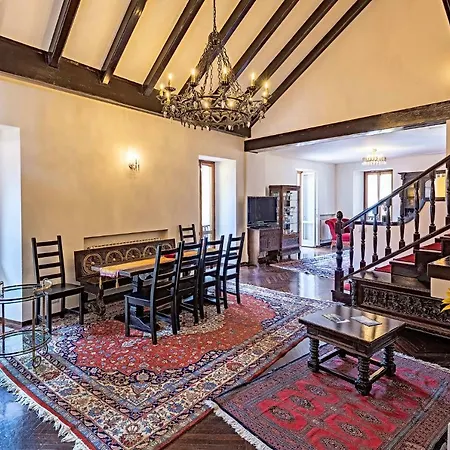 Elegant Historic Large House On Apartment