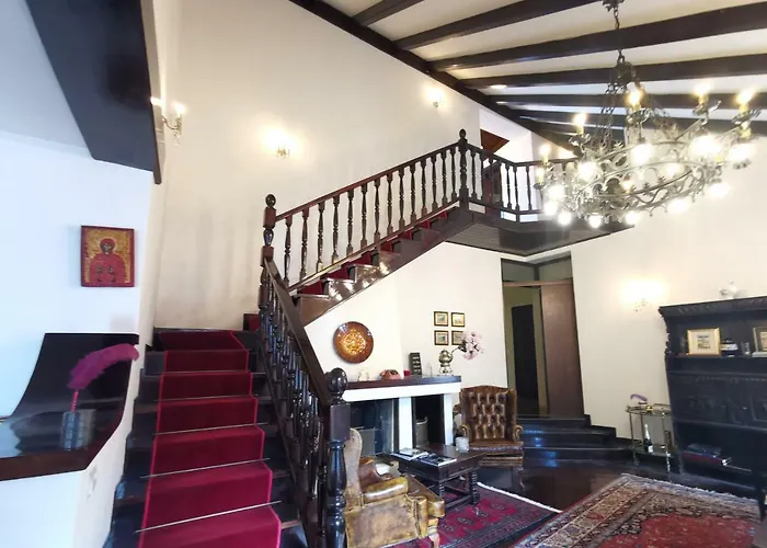 Διαμέρισμα Elegant Historic Large House On