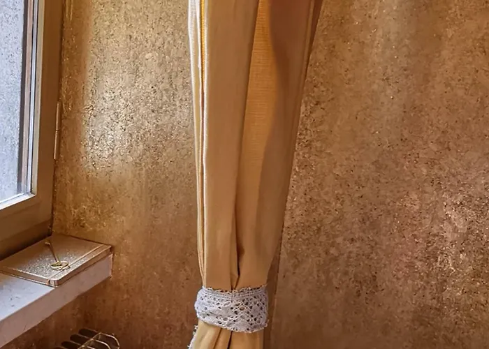 Διαμέρισμα Elegant Historic Large House On *