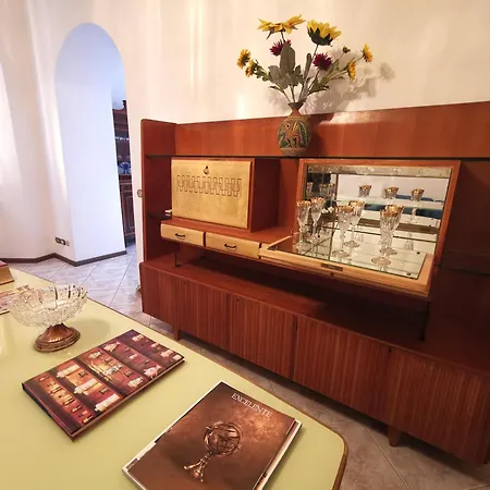 Elegant Historic Large House On アパート