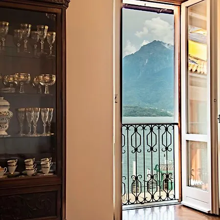 Elegant Historic Large House On Lake Como דירה