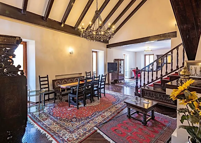 Elegant Historic Large House On Apartament