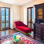 Διαμέρισμα Elegant Historic Large House On *