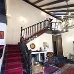 Διαμέρισμα Elegant Historic Large House On